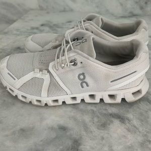 On clouds white size 7… have been worn but are in really good condition